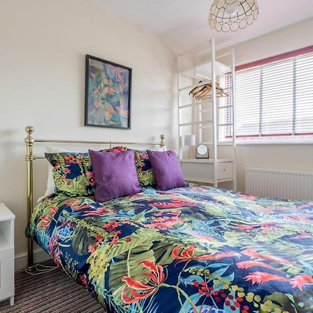 Chic 2-Bedroom Townhouse In Vibrant アバーガベニー エクステリア 写真