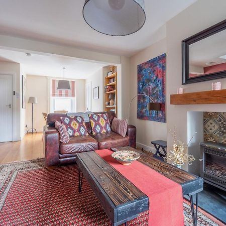 Chic 2-Bedroom Townhouse In Vibrant アバーガベニー エクステリア 写真