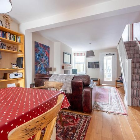 Chic 2-Bedroom Townhouse In Vibrant アバーガベニー エクステリア 写真