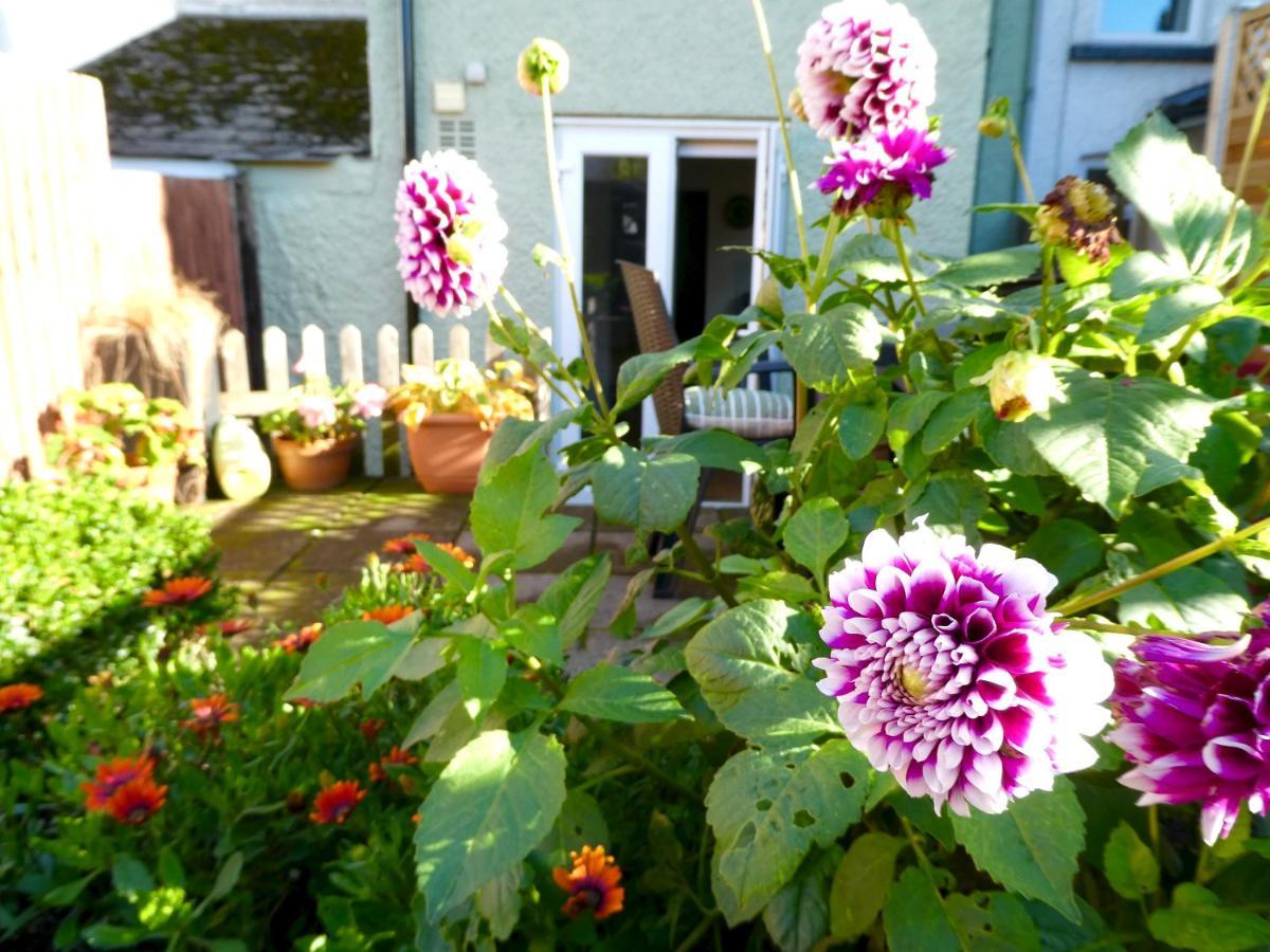 Chic 2-Bedroom Townhouse In Vibrant アバーガベニー エクステリア 写真