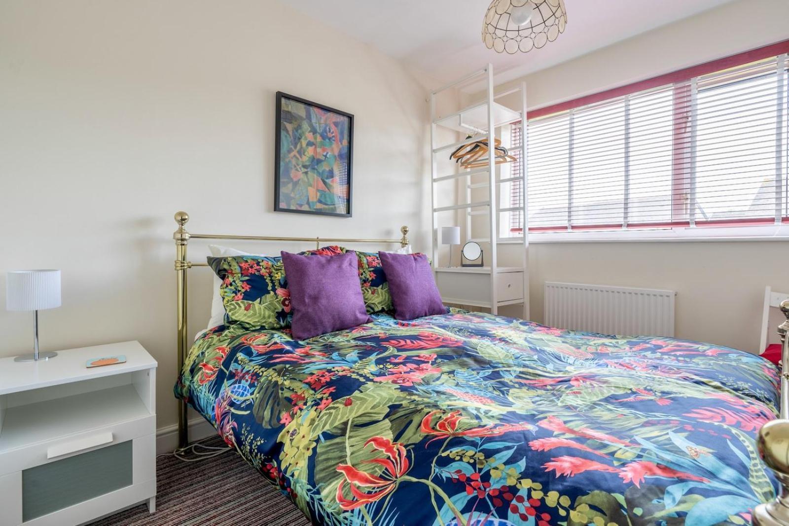 Chic 2-Bedroom Townhouse In Vibrant アバーガベニー エクステリア 写真