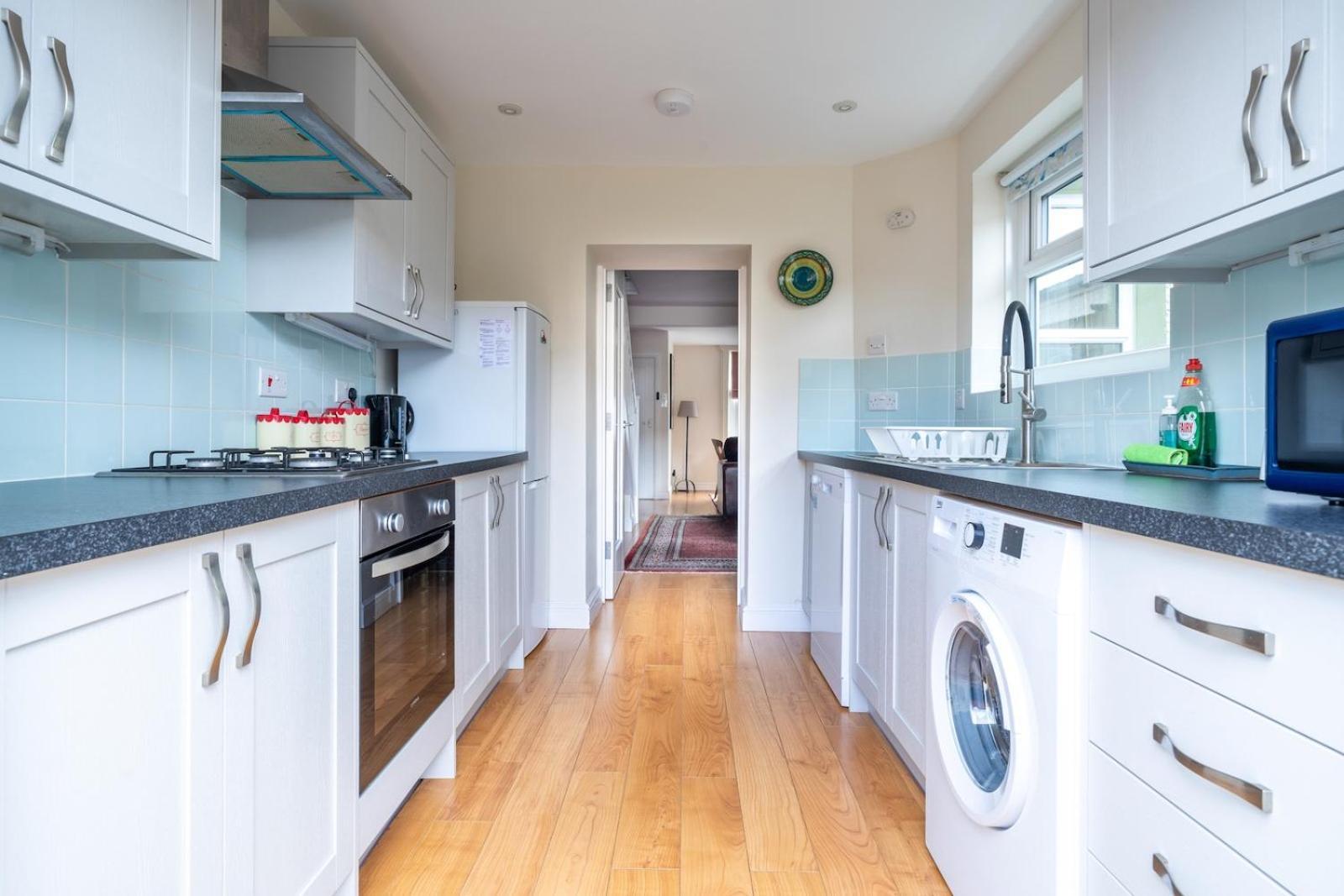 Chic 2-Bedroom Townhouse In Vibrant アバーガベニー エクステリア 写真
