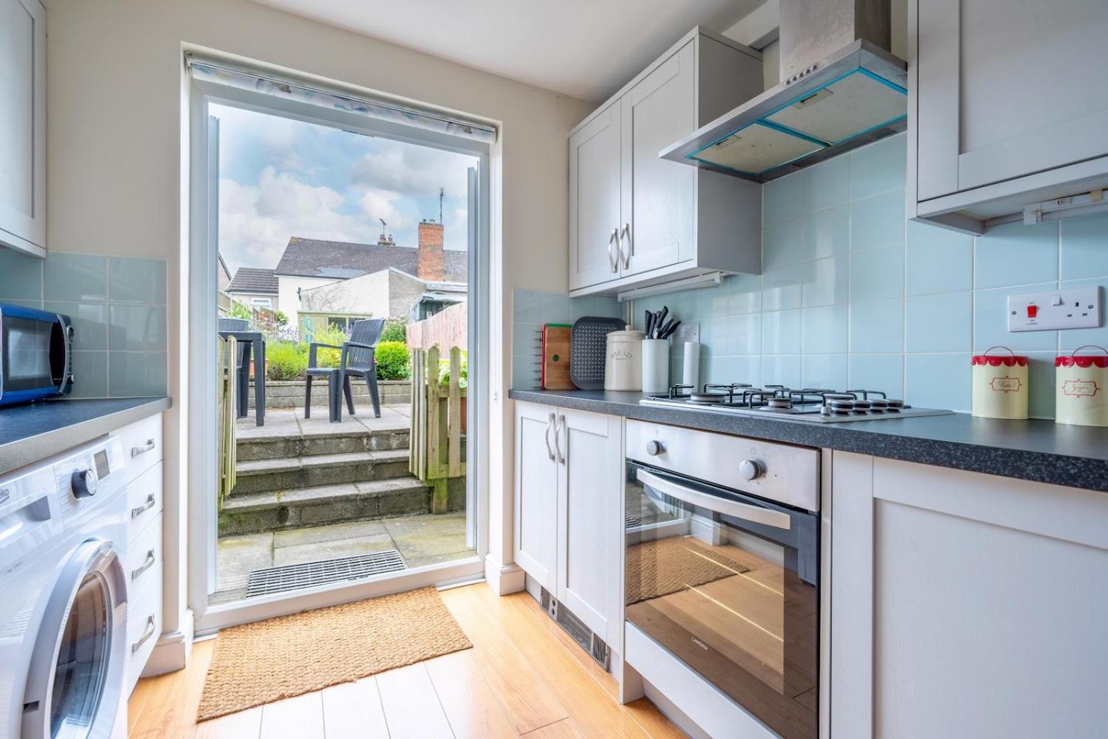 Chic 2-Bedroom Townhouse In Vibrant アバーガベニー エクステリア 写真