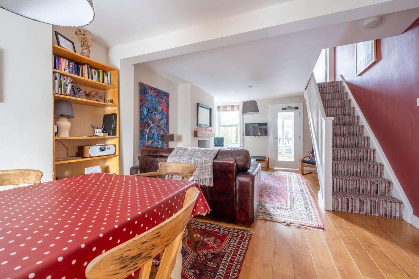 Chic 2-Bedroom Townhouse In Vibrant アバーガベニー エクステリア 写真