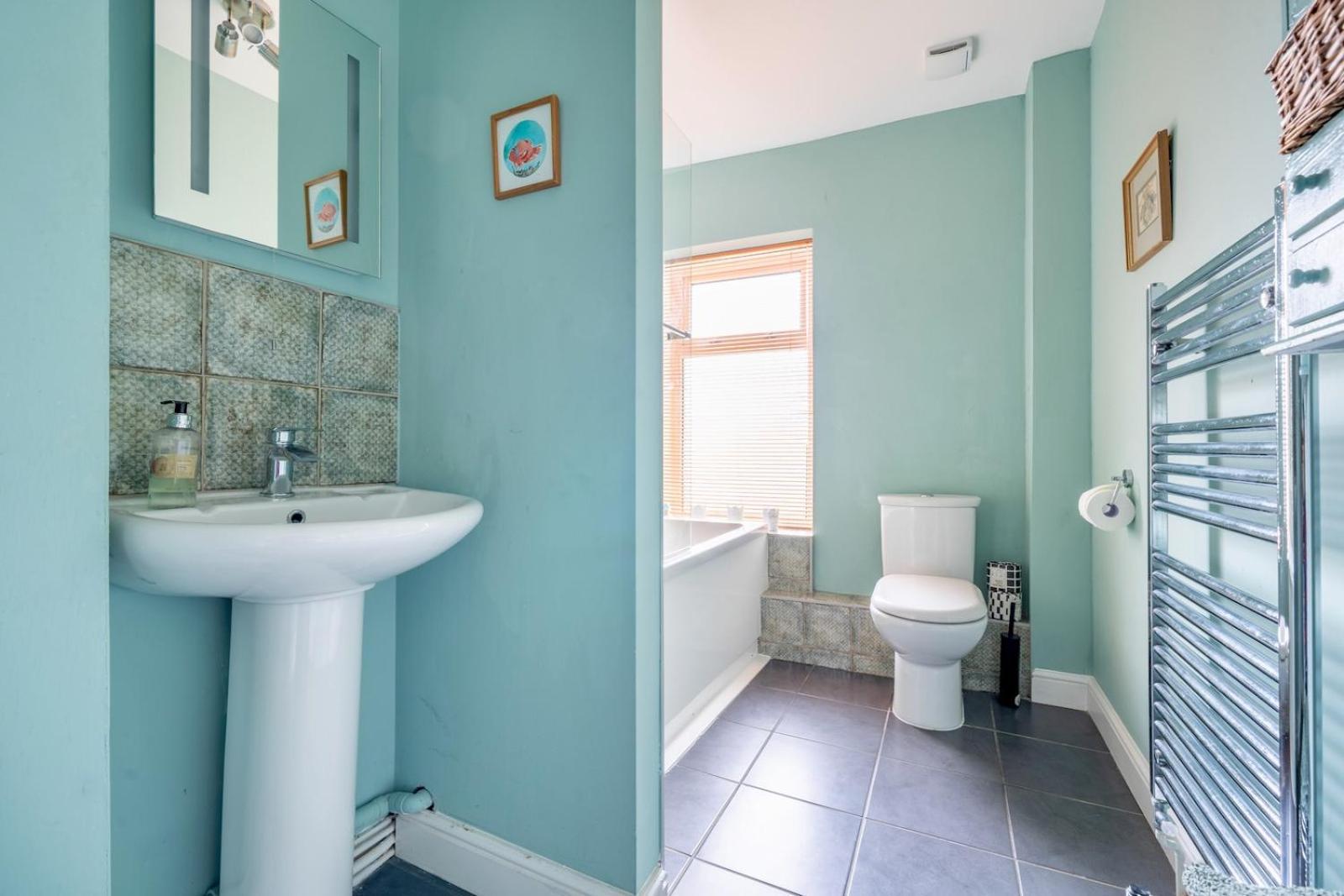 Chic 2-Bedroom Townhouse In Vibrant アバーガベニー エクステリア 写真