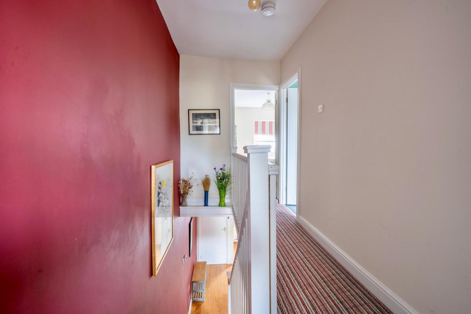 Chic 2-Bedroom Townhouse In Vibrant アバーガベニー エクステリア 写真