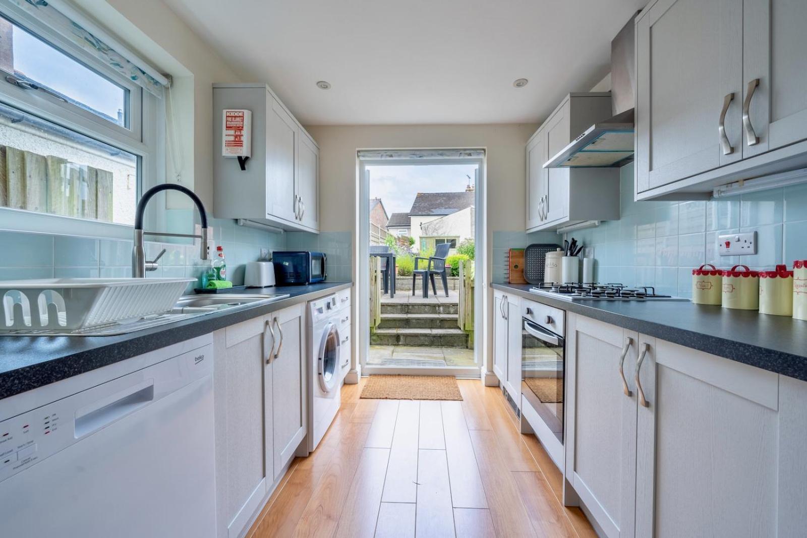 Chic 2-Bedroom Townhouse In Vibrant アバーガベニー エクステリア 写真