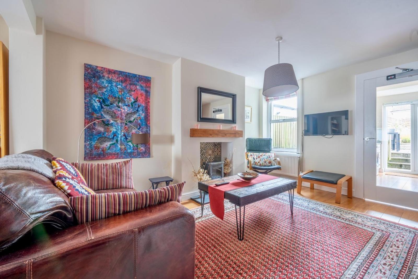 Chic 2-Bedroom Townhouse In Vibrant アバーガベニー エクステリア 写真
