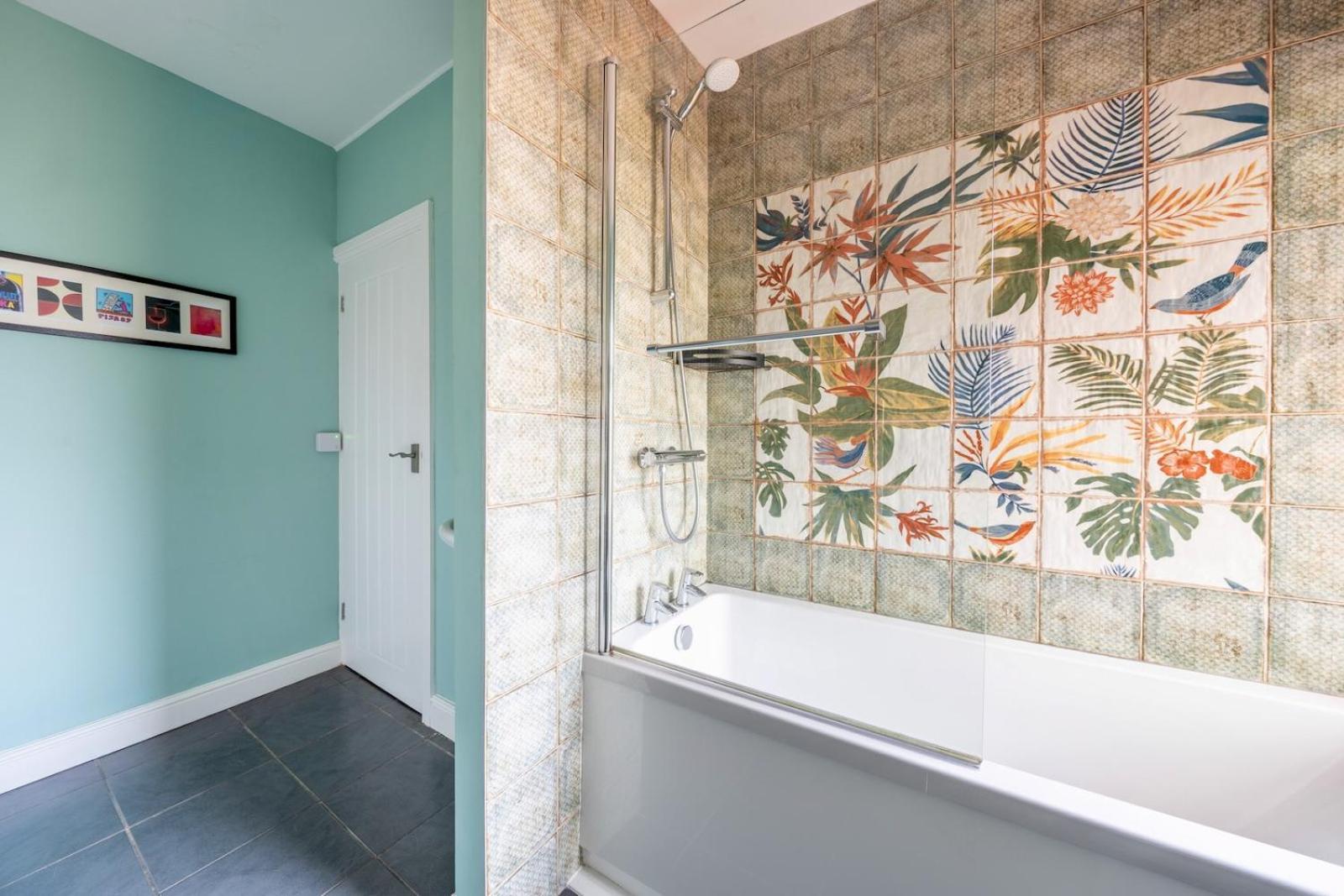Chic 2-Bedroom Townhouse In Vibrant アバーガベニー エクステリア 写真