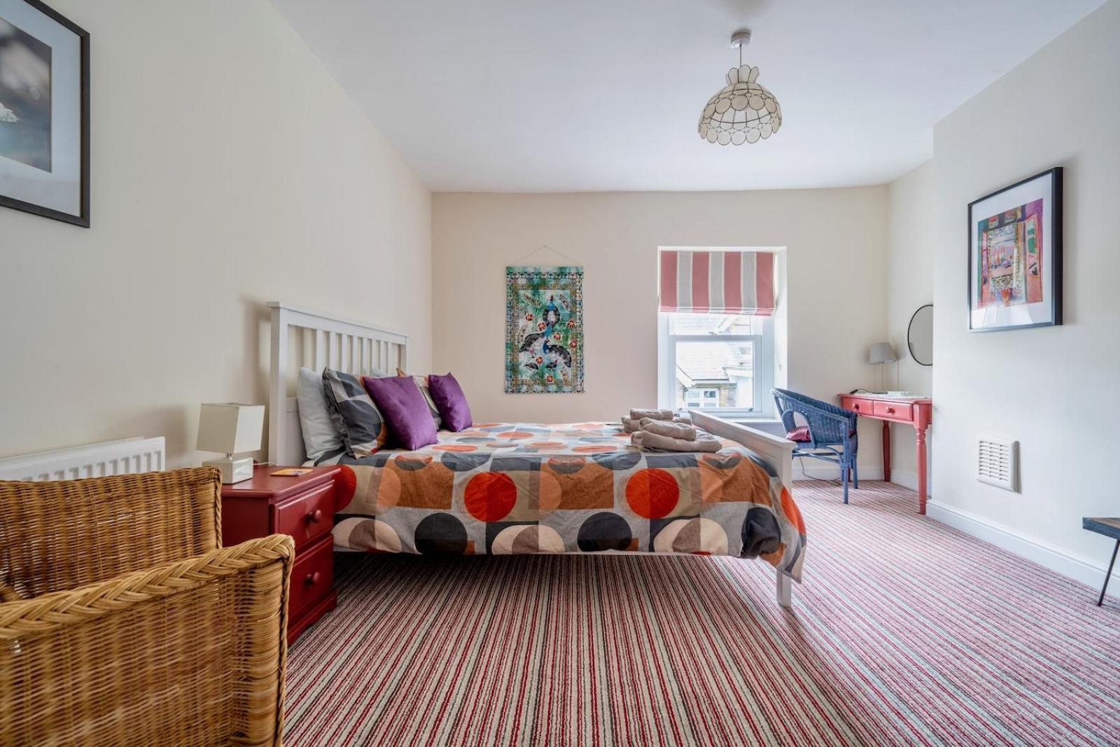 Chic 2-Bedroom Townhouse In Vibrant アバーガベニー エクステリア 写真