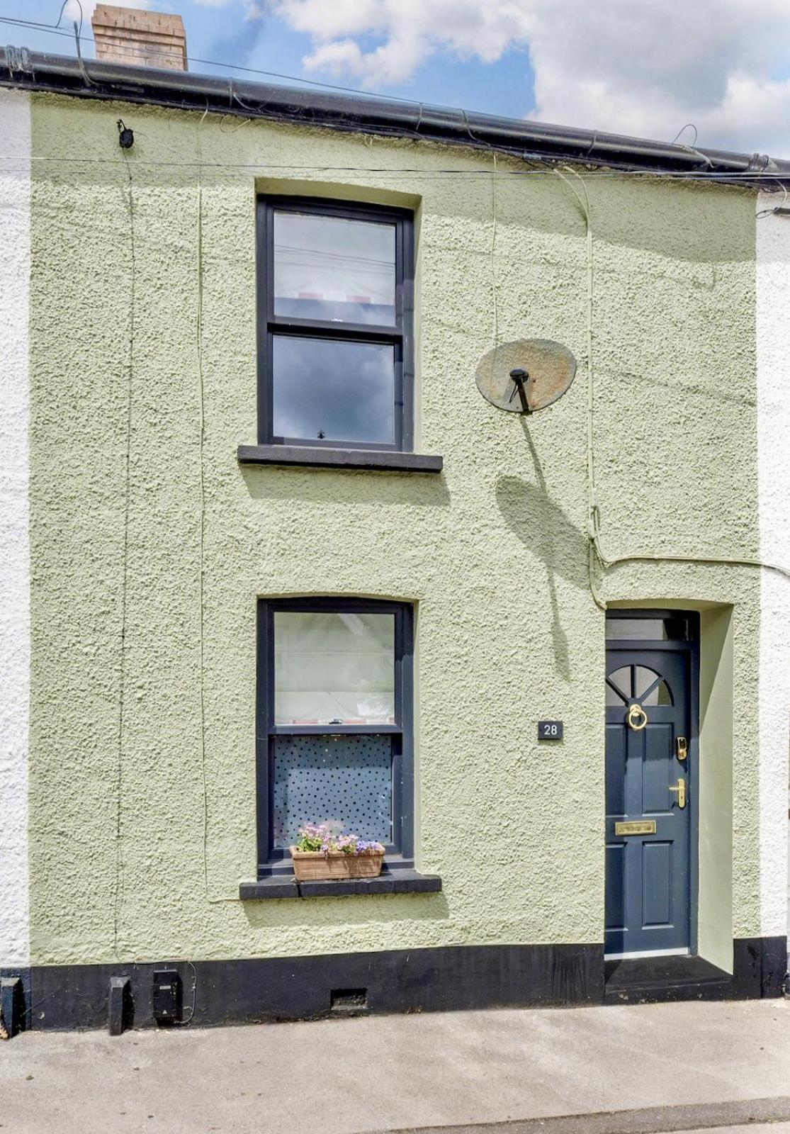 Chic 2-Bedroom Townhouse In Vibrant アバーガベニー エクステリア 写真