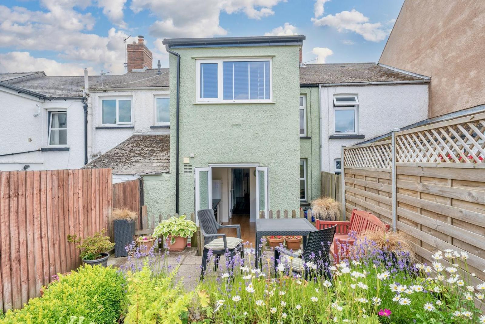 Chic 2-Bedroom Townhouse In Vibrant アバーガベニー エクステリア 写真