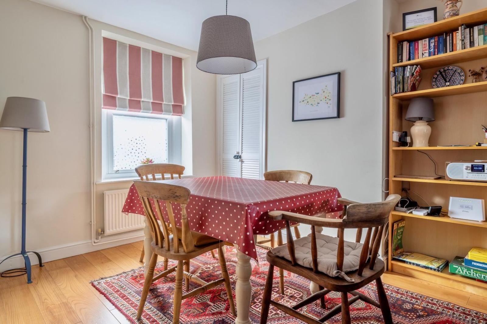 Chic 2-Bedroom Townhouse In Vibrant アバーガベニー エクステリア 写真
