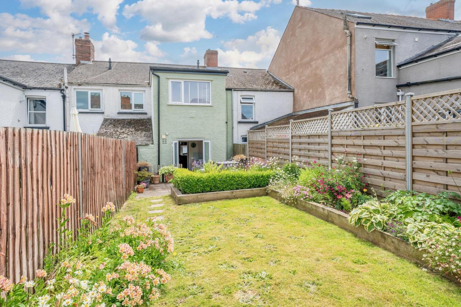 Chic 2-Bedroom Townhouse In Vibrant アバーガベニー エクステリア 写真